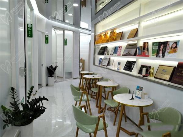 上海英博口腔價格表速更新，3999元種牙假的集采2380價格更香