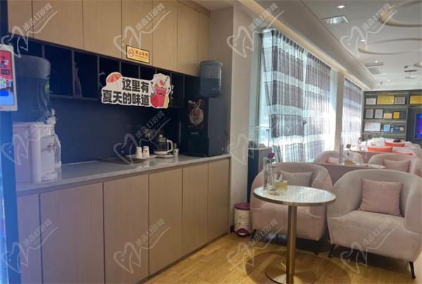 賀潔院長做眼瞼外翻如何預約