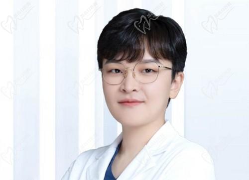 于莉明
